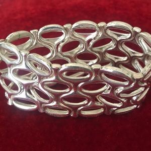 Silver like stretch band ovals.